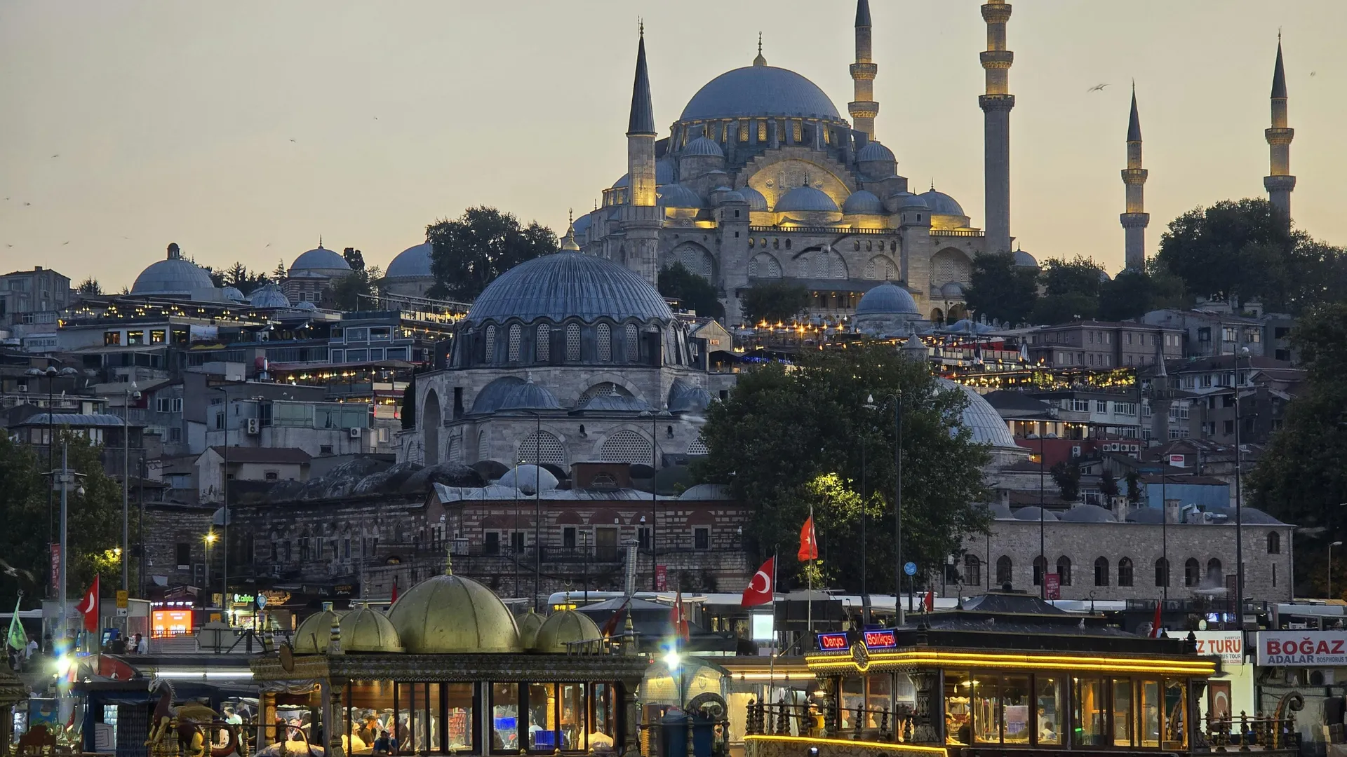 Istanbul Skyline mit Süleymaniye-Moschee – nährende Mond-Energie der Türkei